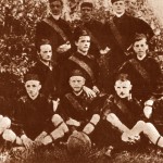 Команда футбольного клубу "Слава" Львів 1903 р. (зліва направо): стоять – Я.Герлт, А.Салік (воротар), К.Солтинський,  присіли – Л.Дудрик, Я.Войцеховський, Я.Бергер, сидять – Л.Шерауц, В.Паппіус, Й.Іжицький, В.Ядовський, Ю.Бізонь