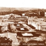 Вид на центральні павільйони виставки з Госпітальної гори, басейн фонтану та арку  центрального входу з  вул. Великої Васильківської