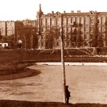 Червоний стадіон вже 1932 р. (зліва ті ж контури колишнього басейну фонтану,  справа видно вже закладені опори лавок для глядачів)