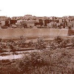 Республіканський стадіон ім..М.Хрущова в 1941 р. (справа – єдиний тоді діючий вхід на стадіон з маловідомою досі аркою та огорожею)