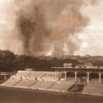 Стадіон "Динамо" у вересні 1941 р. (на фоні диму від пожежі на підірваному Хрещатику)