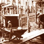 Спорудження барикади й захисного рову на вул.. Лютеранській (на цих роботах були задіяні бійці народного ополчення)