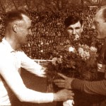 Капітан "Динамо" Київ М.Махиня вручає квіти перед матчем